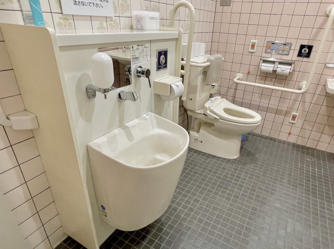 多機能トイレ3_オストメイト対応
