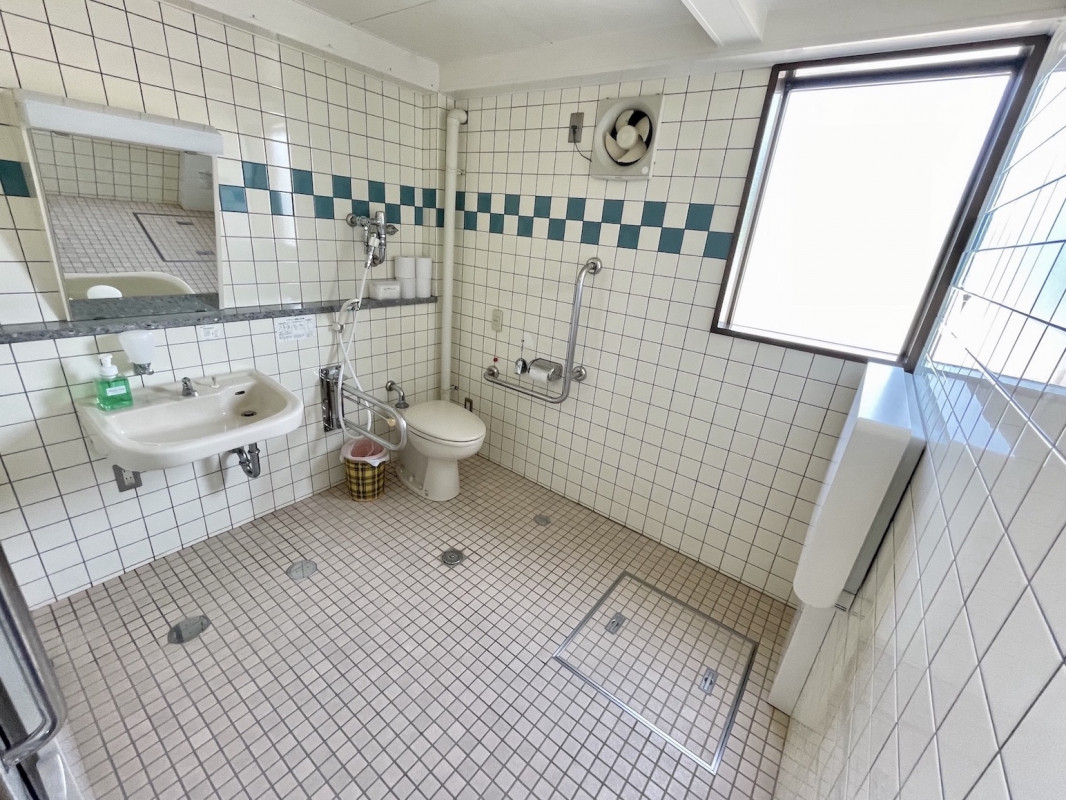 テニスフィールド内_みんなのトイレ