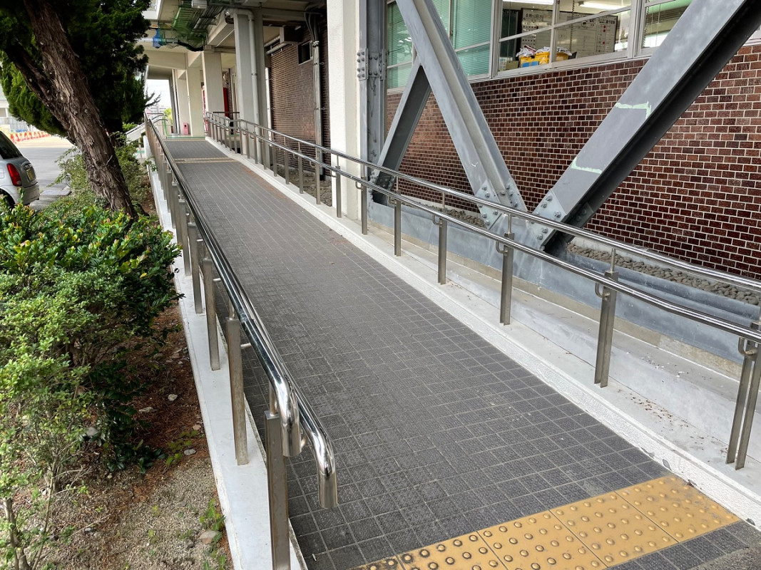 SAGAスタ管理棟_東側(SAGAスタ側)スロープ