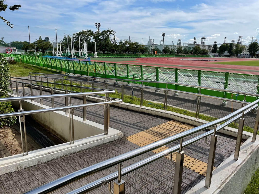 SAGAスタ管理棟_西側(セカスタ側)スロープ