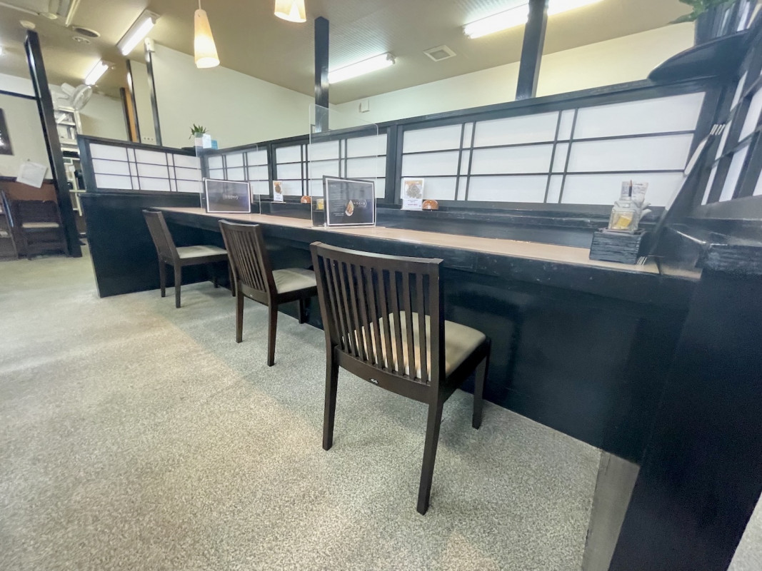 カウンター席の高さ約80cm