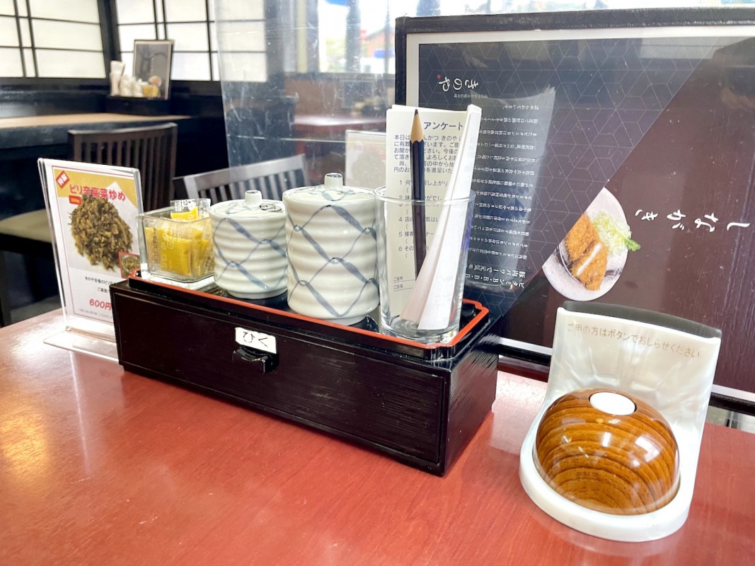 各テーブルに呼び出しボタンあり