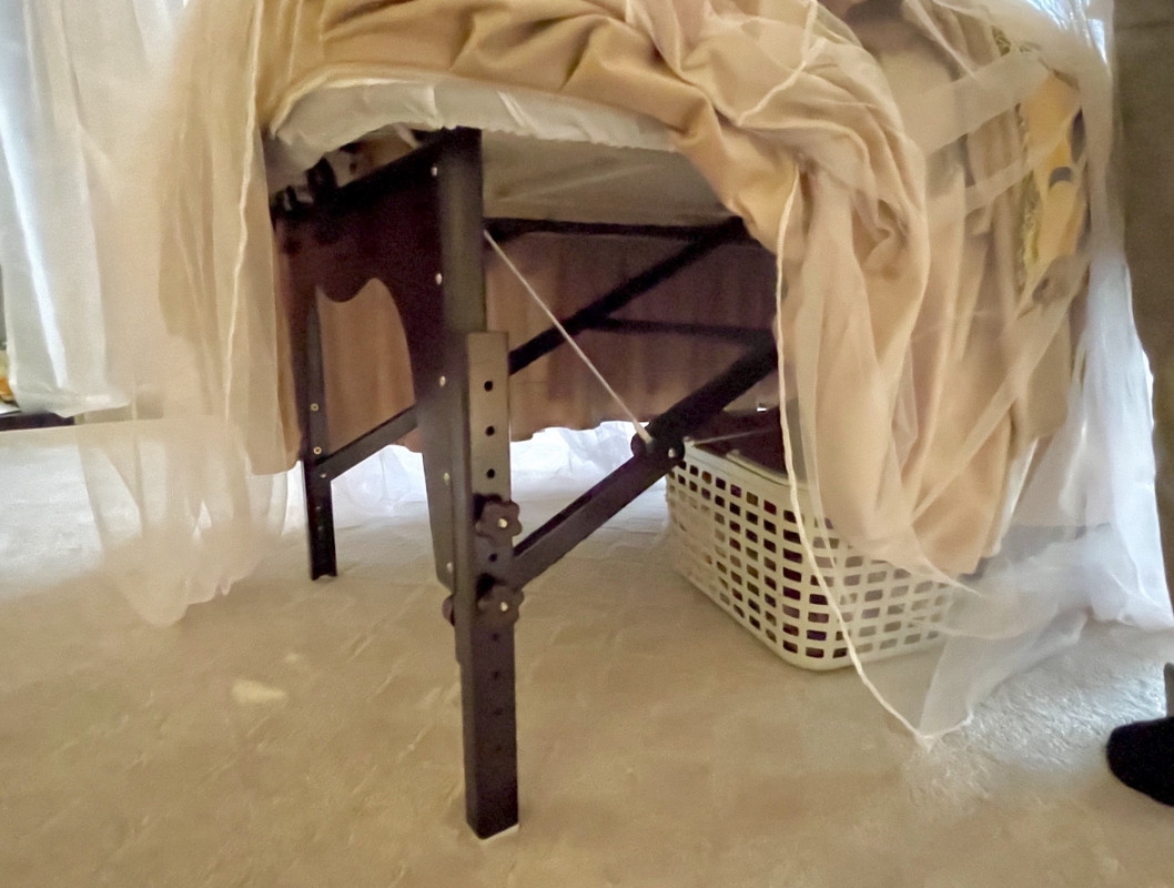 施術用のベッドは高さの調整可能