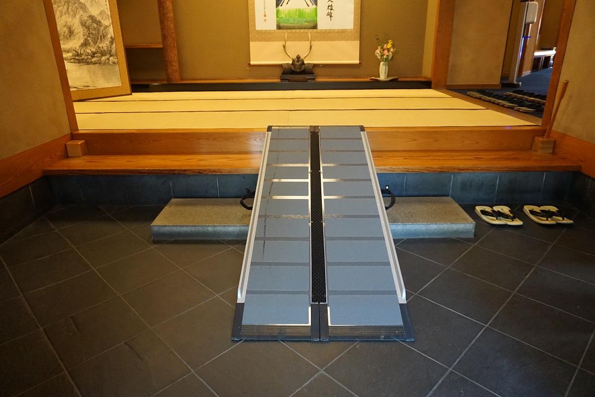 簡易スロープ(旅館大村屋 出入口)