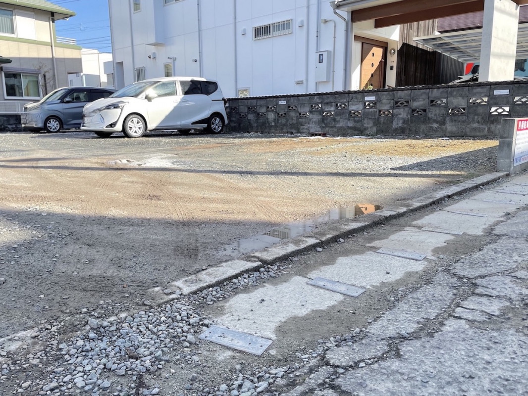 向かい側の駐車場からは段差や凸凹あり