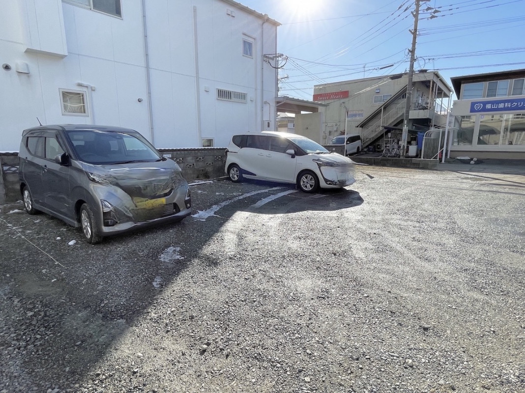 病院向かい側の駐車場は砂利になっています