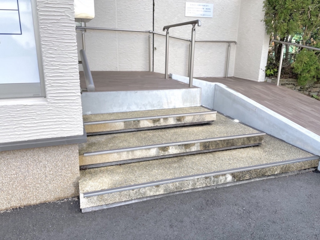 出入口前に階段4段あり(1段目:約14cm、2〜3段目:約15cm、4段目:約23cm)