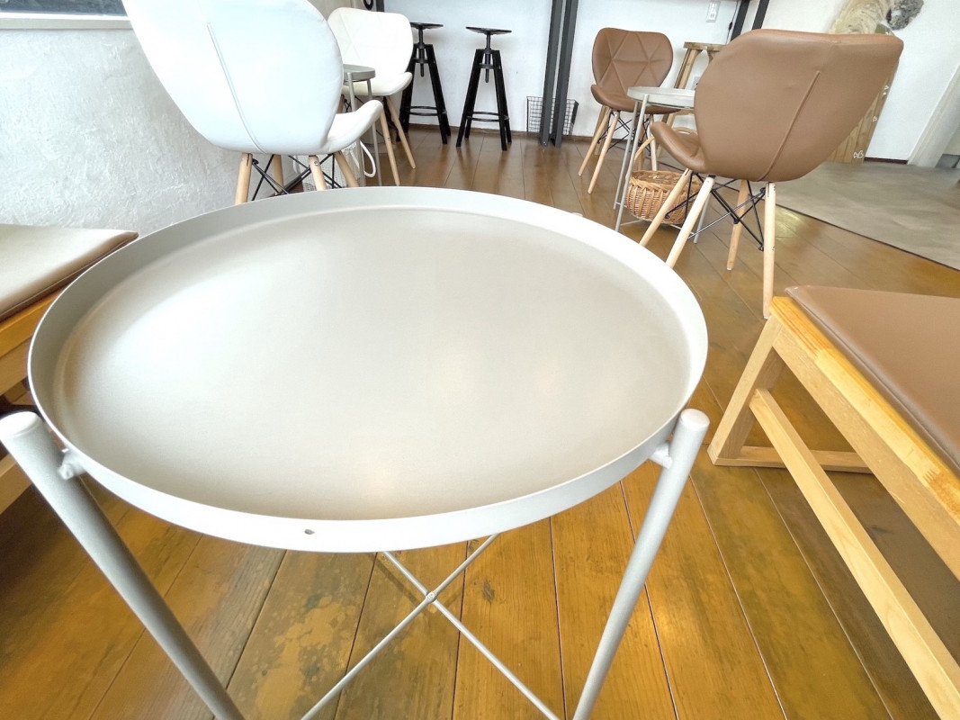 トレイテーブルでフチが立っているので、物が床に落ちにくくなっています(深さ約2cm)