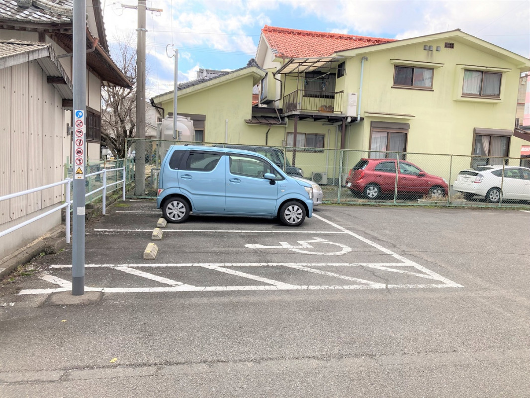 東側駐車場 車いす用駐車場
