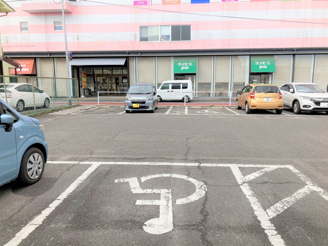 東側駐車場 車いす用駐車場