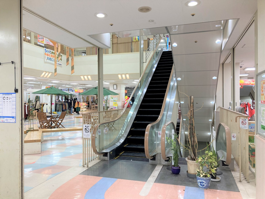 施設中央にエスカレーター