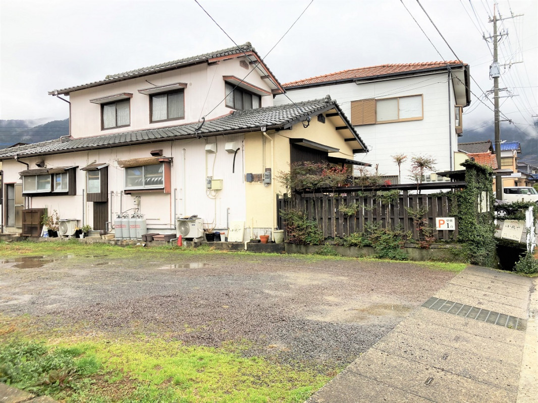 店舗すぐ東側に駐車場有(砂利)