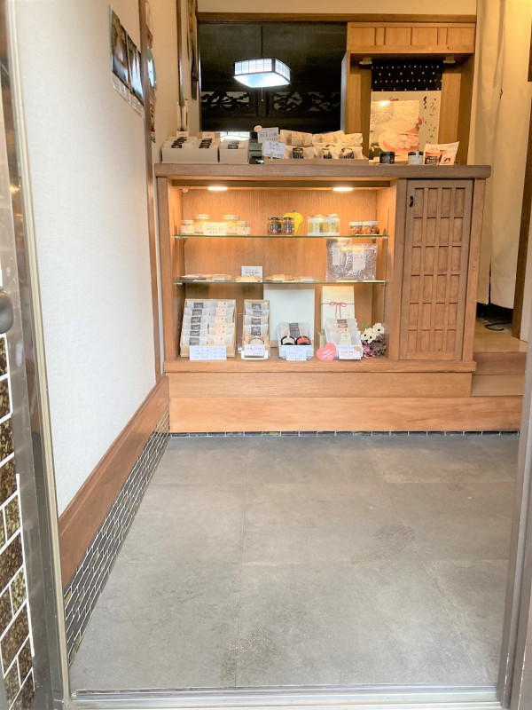 店内入ってすぐ商品の展示