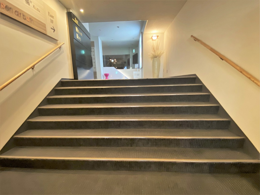 1階フロントから客室までに7段の階段あり
