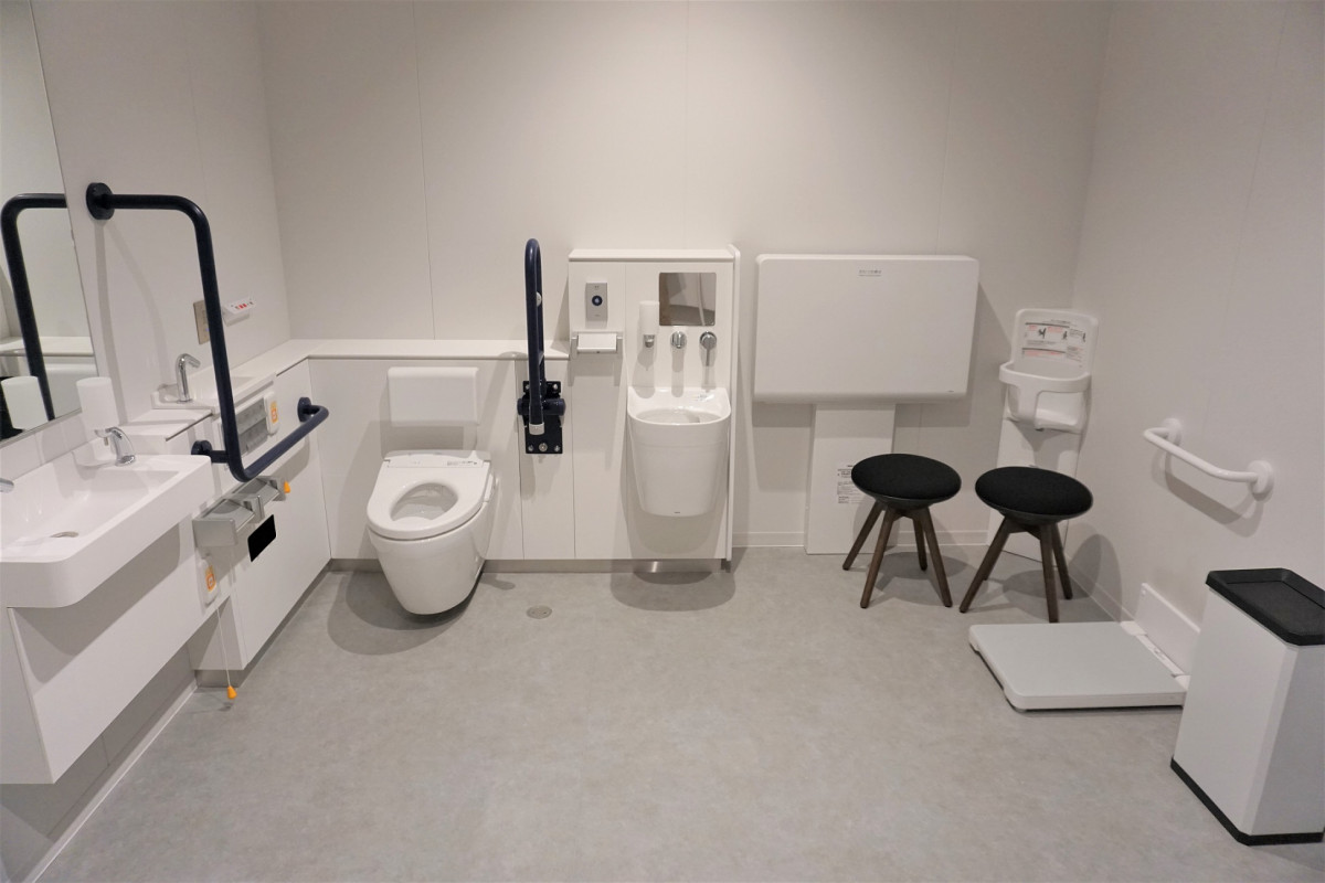 車いす、おむつ替えシート、オストメイト、着替えボード