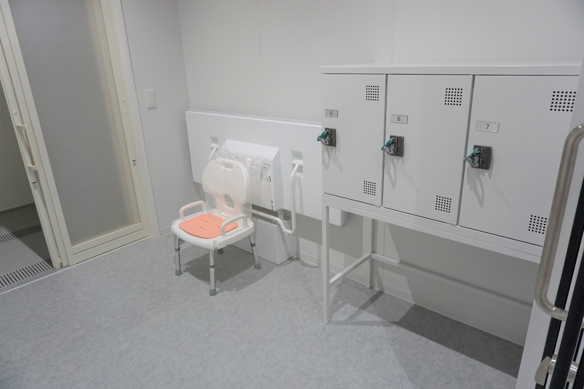 車いす対応ロッカー付き更衣室