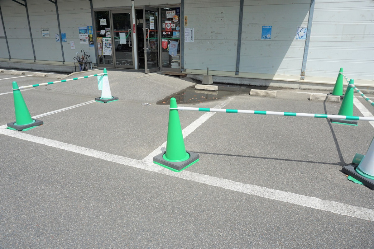 自転車は緑のコーン内に駐輪ください。