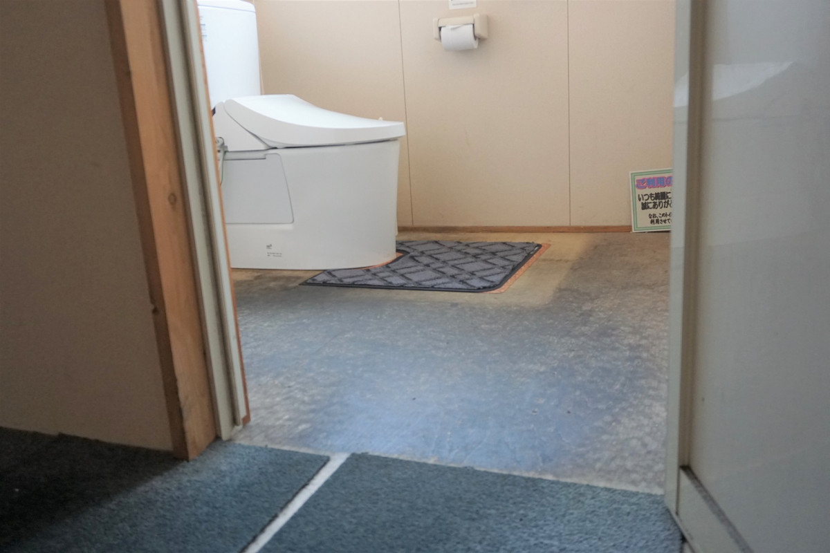 男性用トイレ入り口。段差はありません。