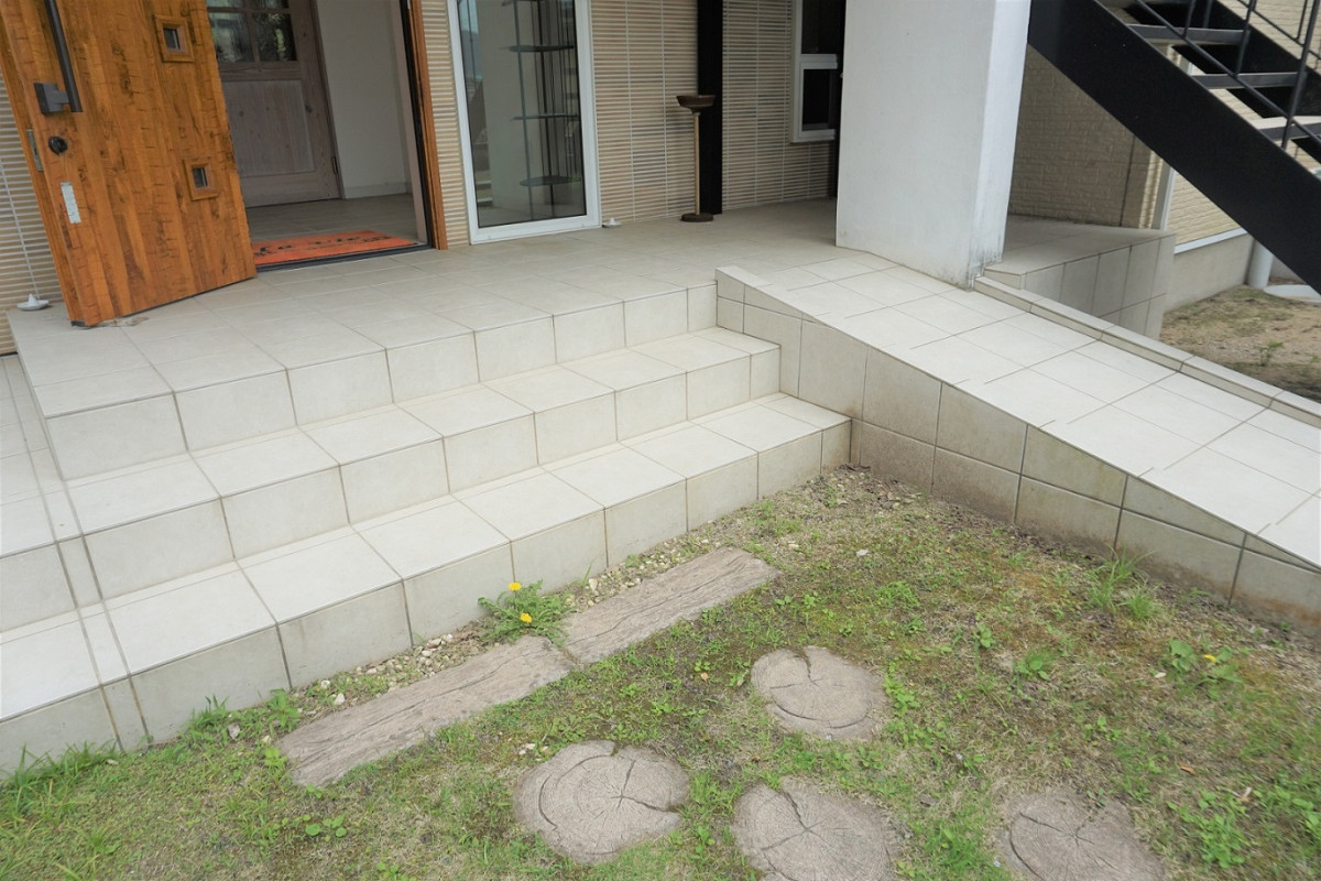 階段とスロープあります。