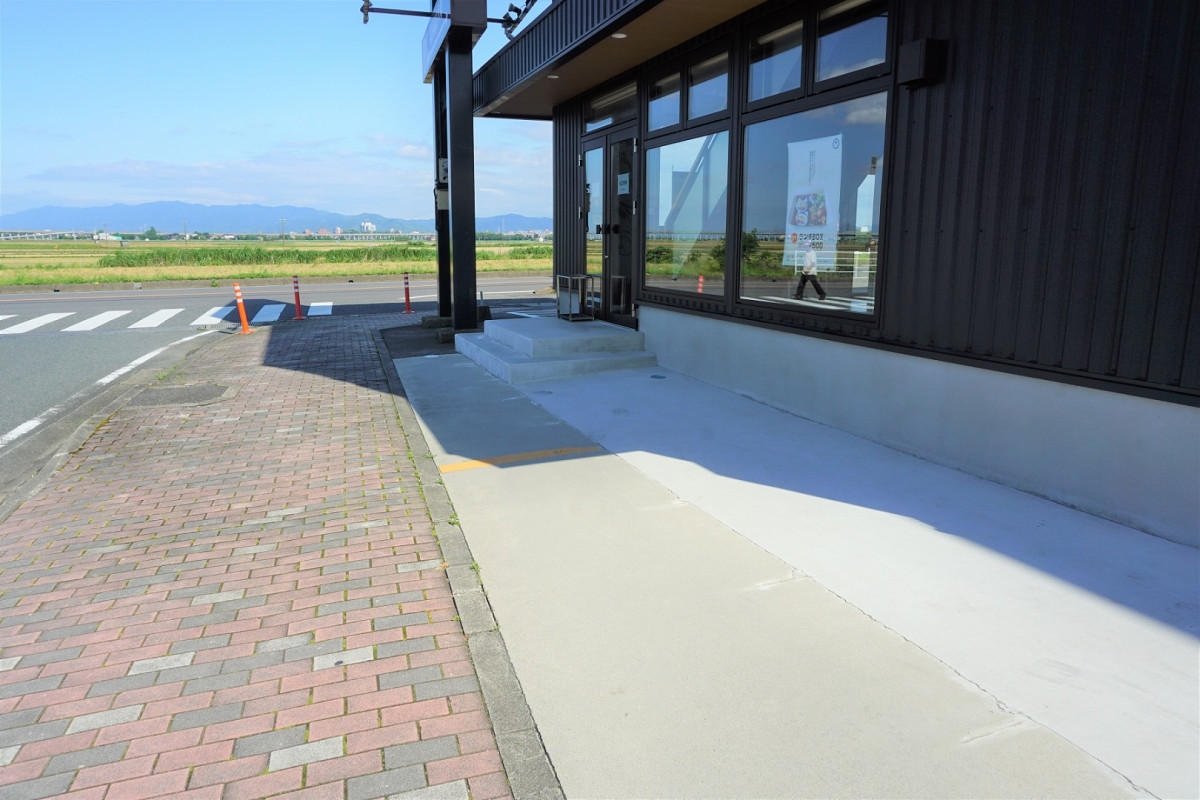 店舗北側駐車場から店舗まで舗装された道です。