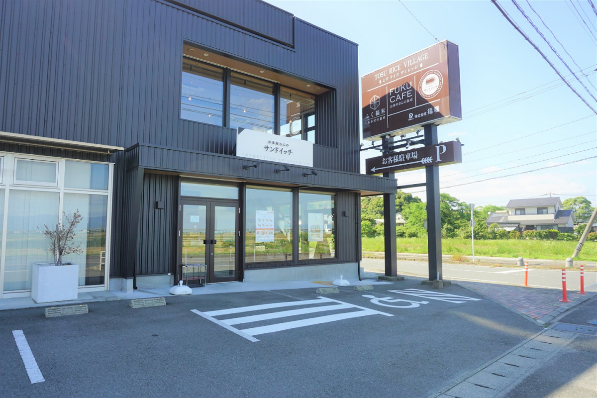 店舗前はフラットです