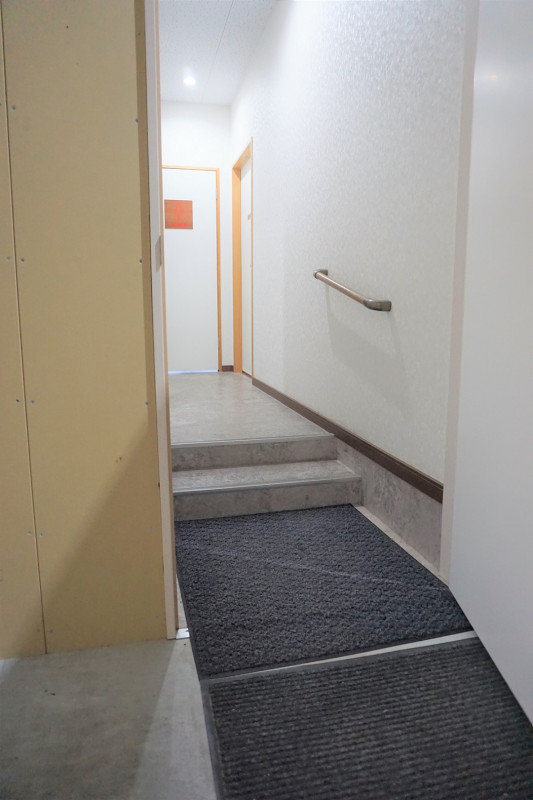手すり付きの2段の段差があります。
