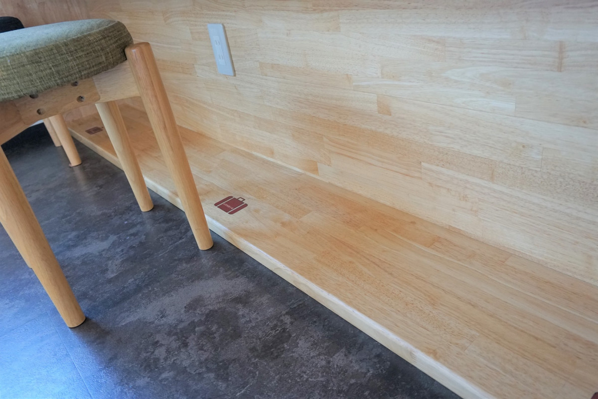 足元に荷物置きがあります