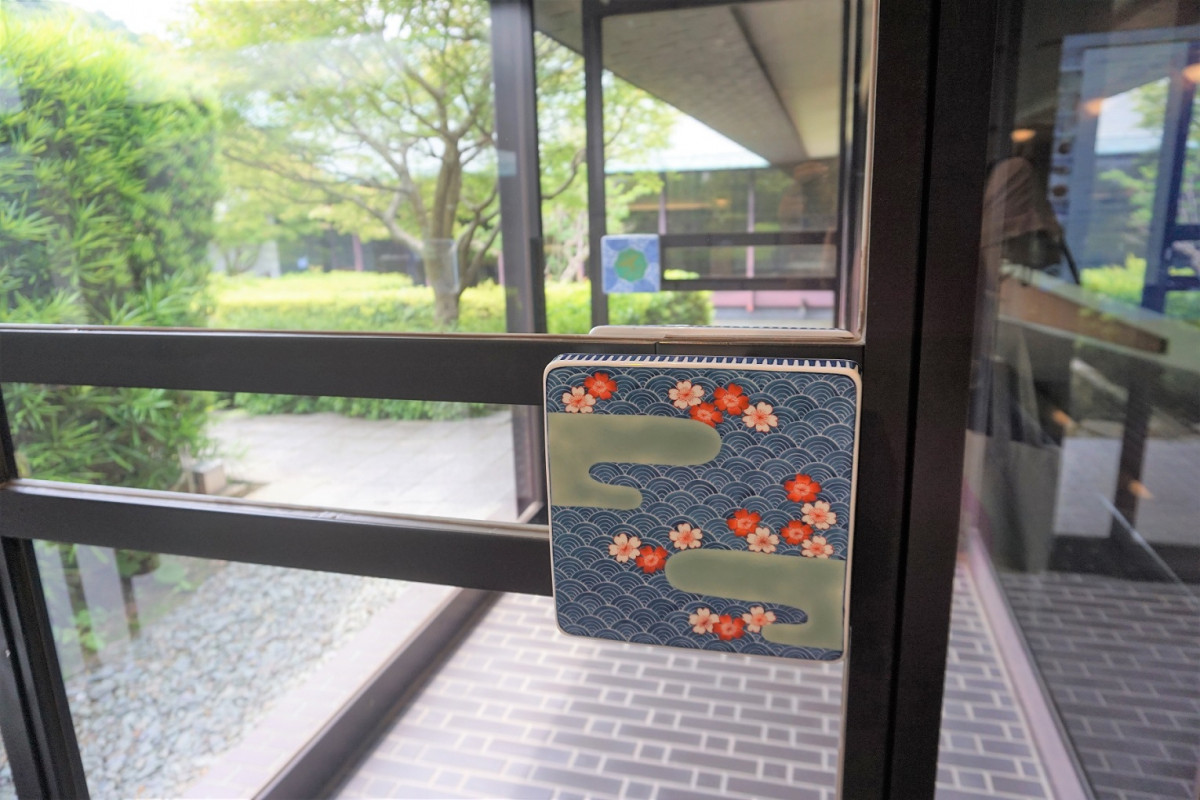 ドアの押し板にもやきものが使われています