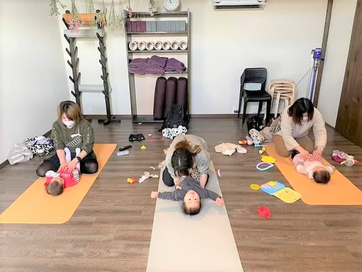 ママと一緒に赤ちゃんもヨガ♡