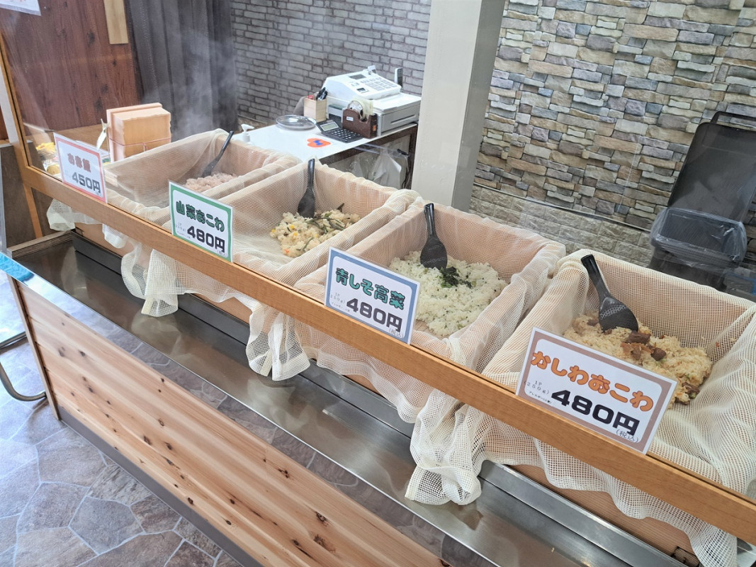 ほかほかおこわがならんでいます☆