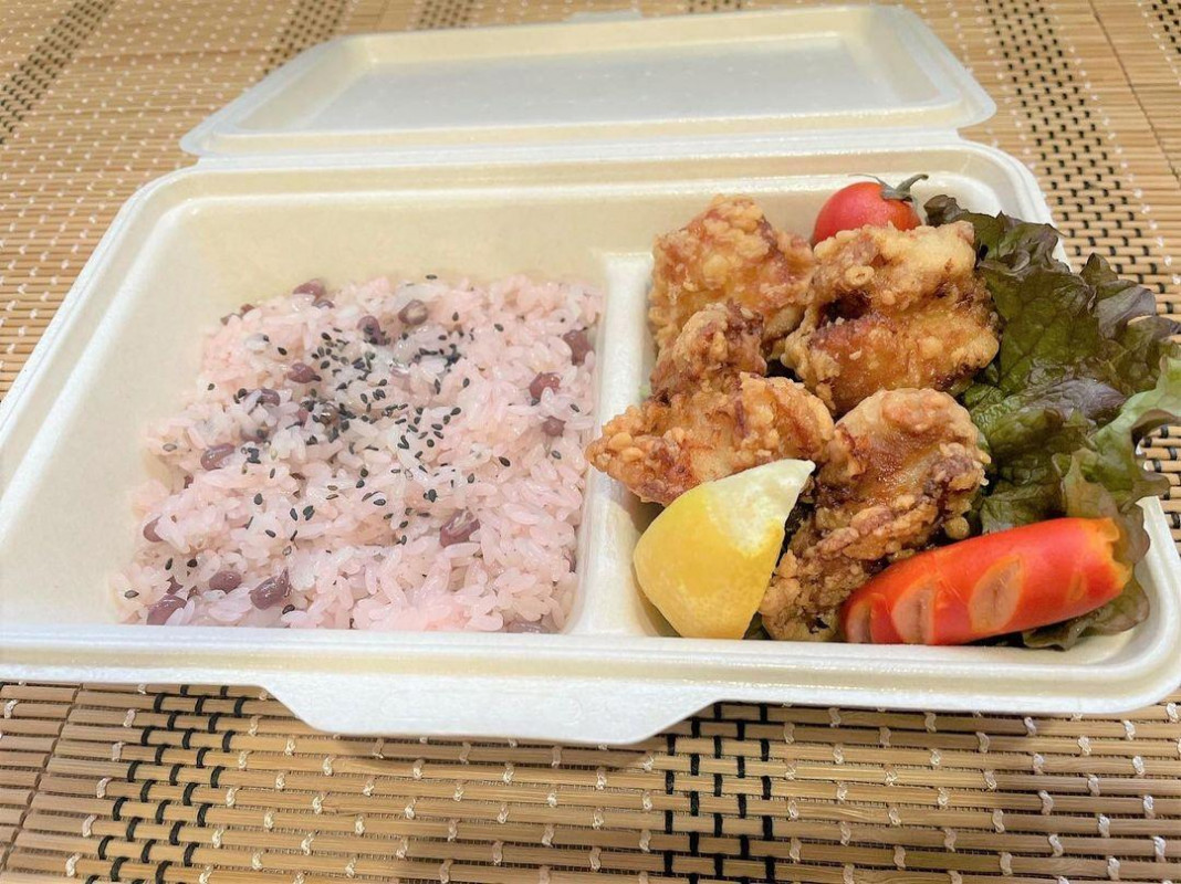 お弁当はおこわかもち麦ご飯が選べます