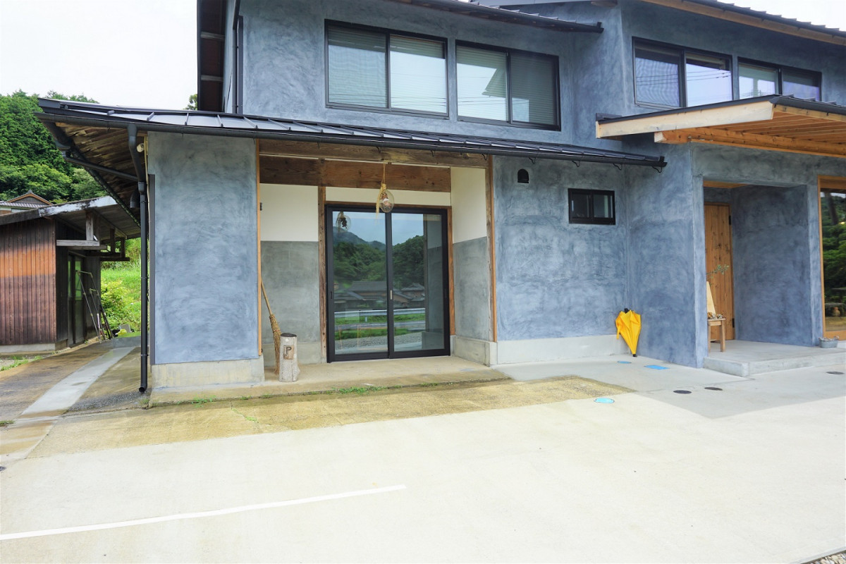 玄関横からの窓からも出入りできます