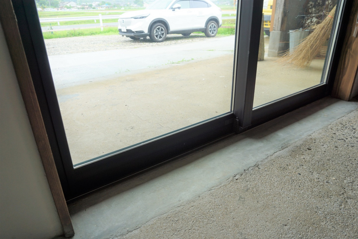 通常は締まっていますので、こちらからの出入りは事前にお店側へお伝えください