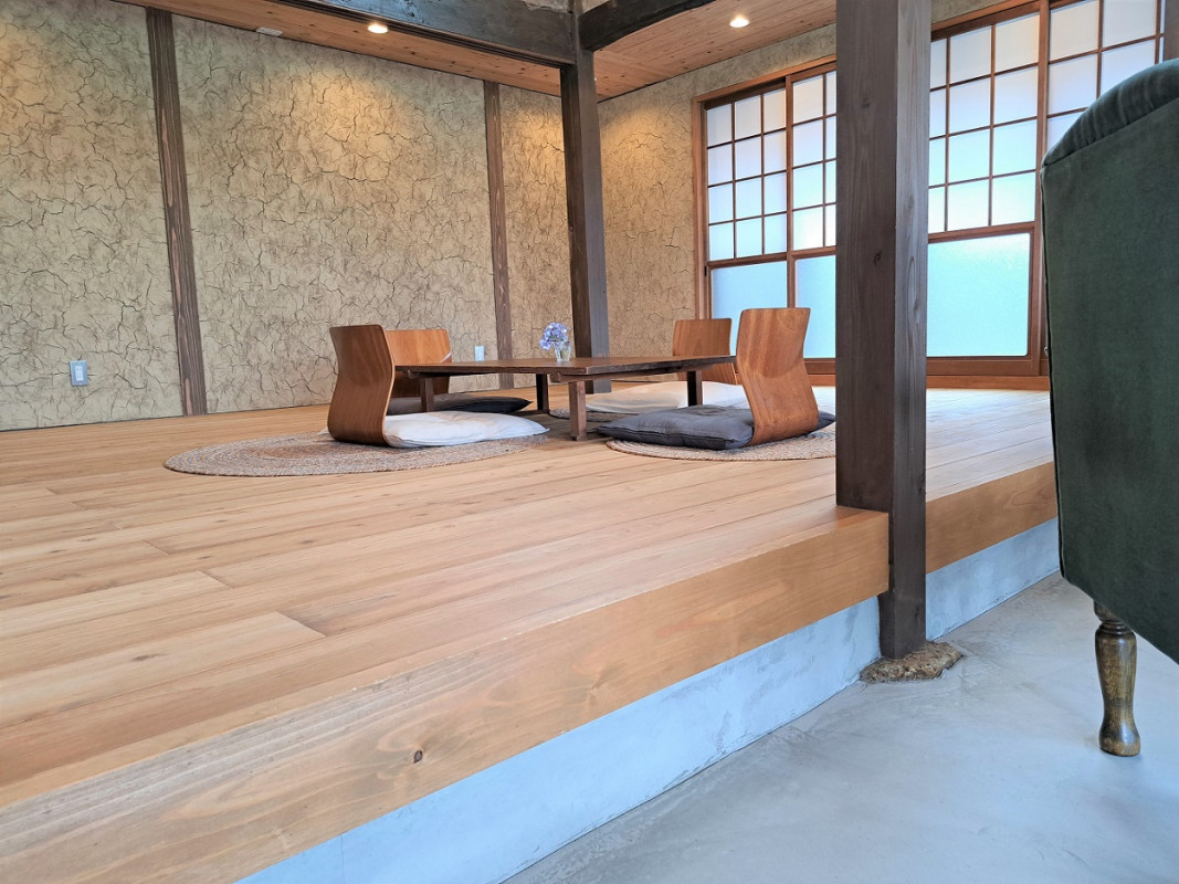 座敷へは靴を脱いで上がってください