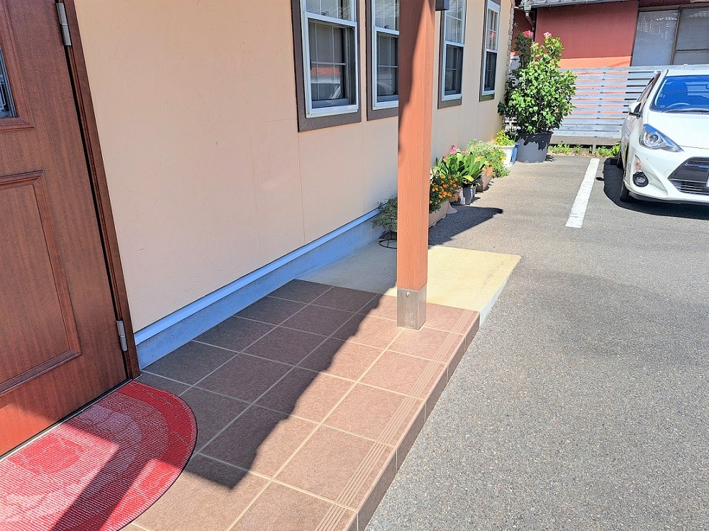 横にスロープあります