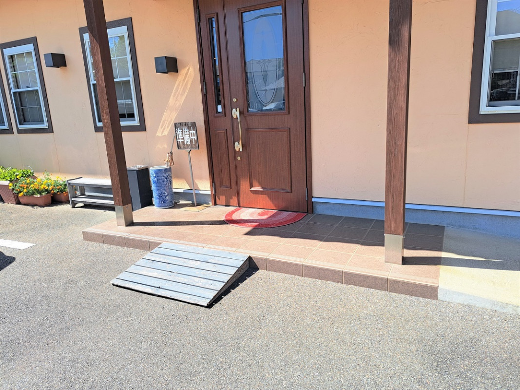 取付式のスロープあります。通常時はついていません。必要な方はお申し出ください。