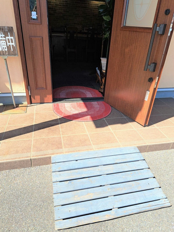 取付式スロープは通常時はありません。必要な方はお申し出ください。