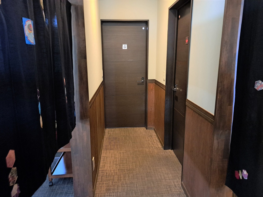 突き当りが男性用トイレ、手前右が女性用トイレです