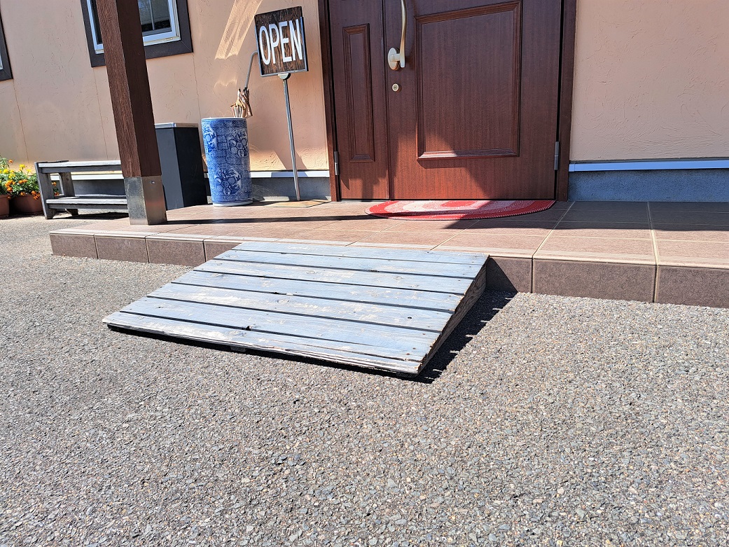 取付式スロープ。通常はついてないので、必要な方はお申し出ください。