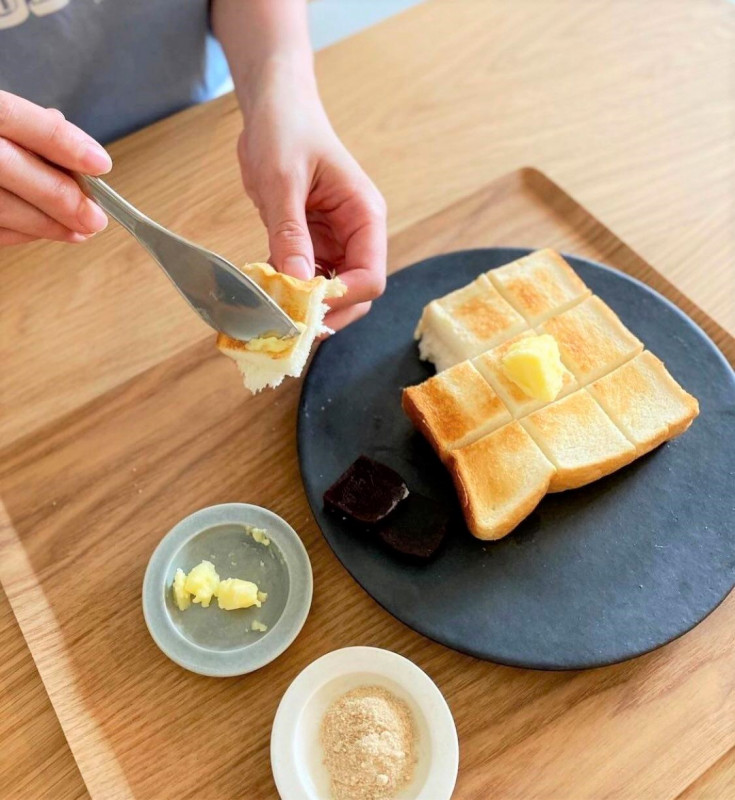 厚切り食パンのバタートースト
