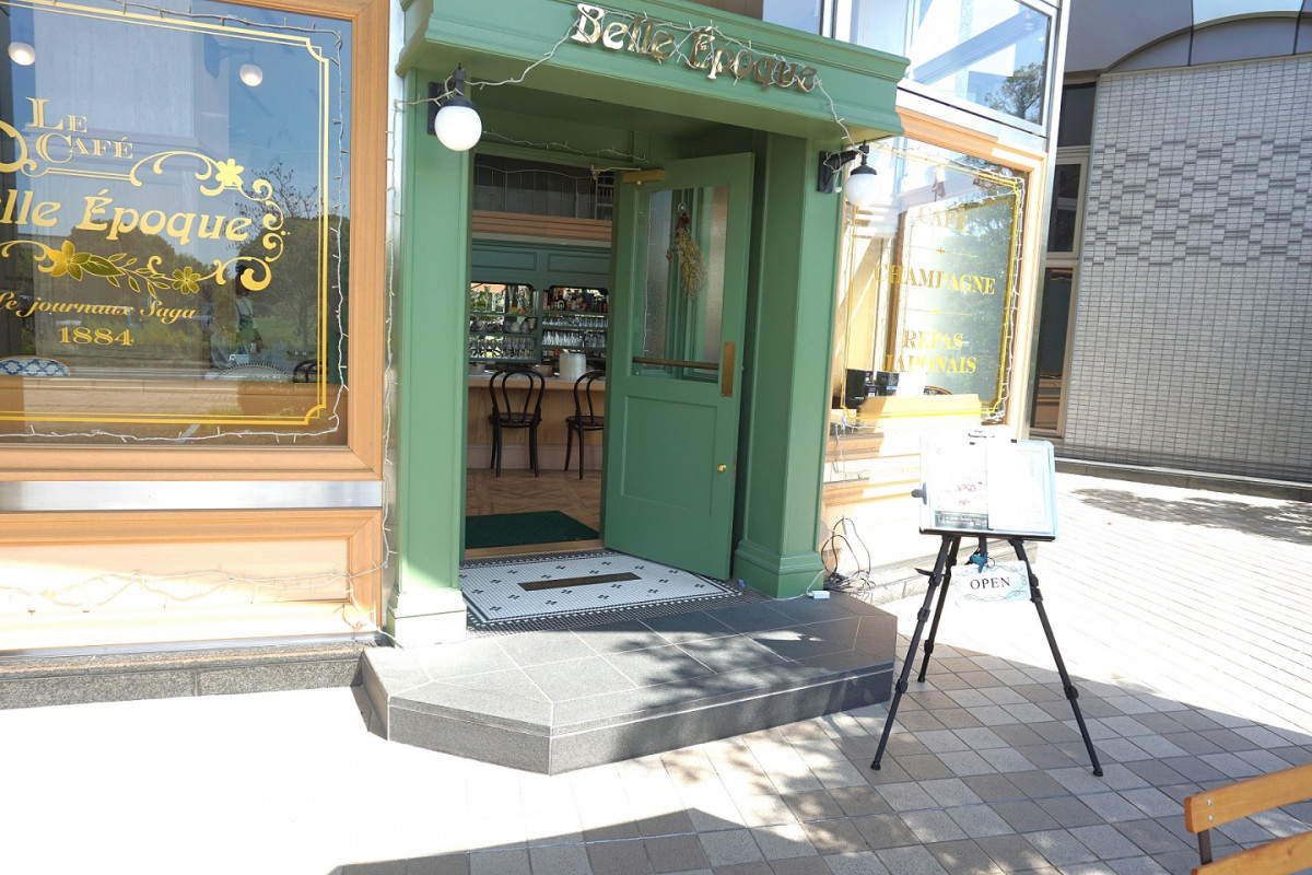 カフェ入り口。１段の段差があります。