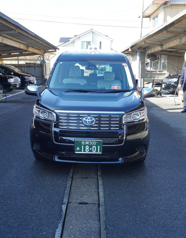 ジャパンタクシー。高齢者や車いす使用者、妊娠中や子供連れの方など、さまざまな人が利用しやすいタクシー車両です。