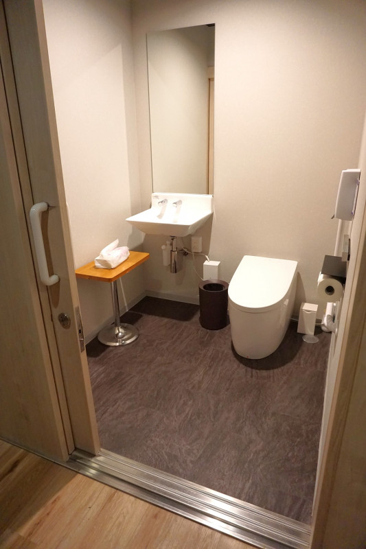 【フロント近く】車いす対応トイレ内部