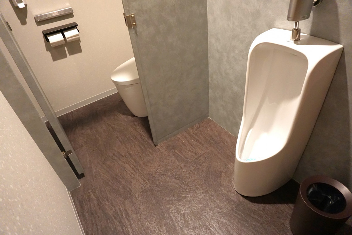 【フロント近く】男性用トイレ