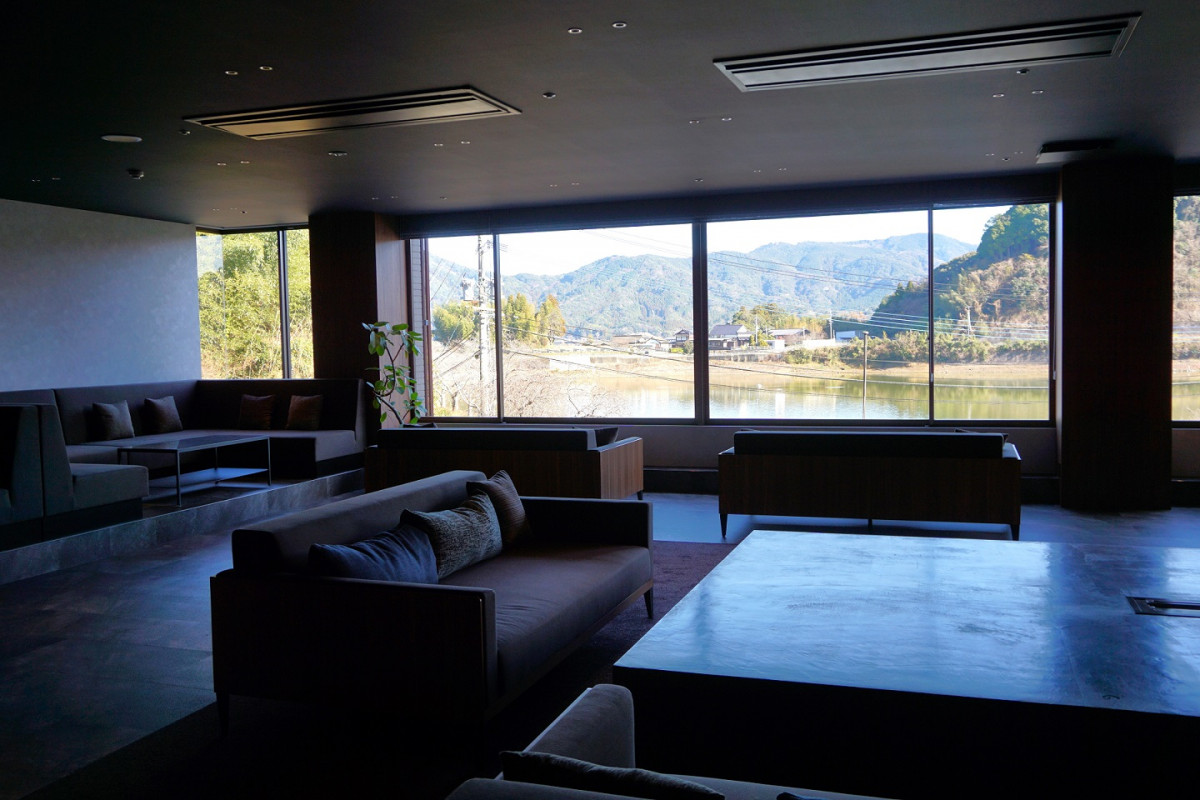 フロント前ロビー