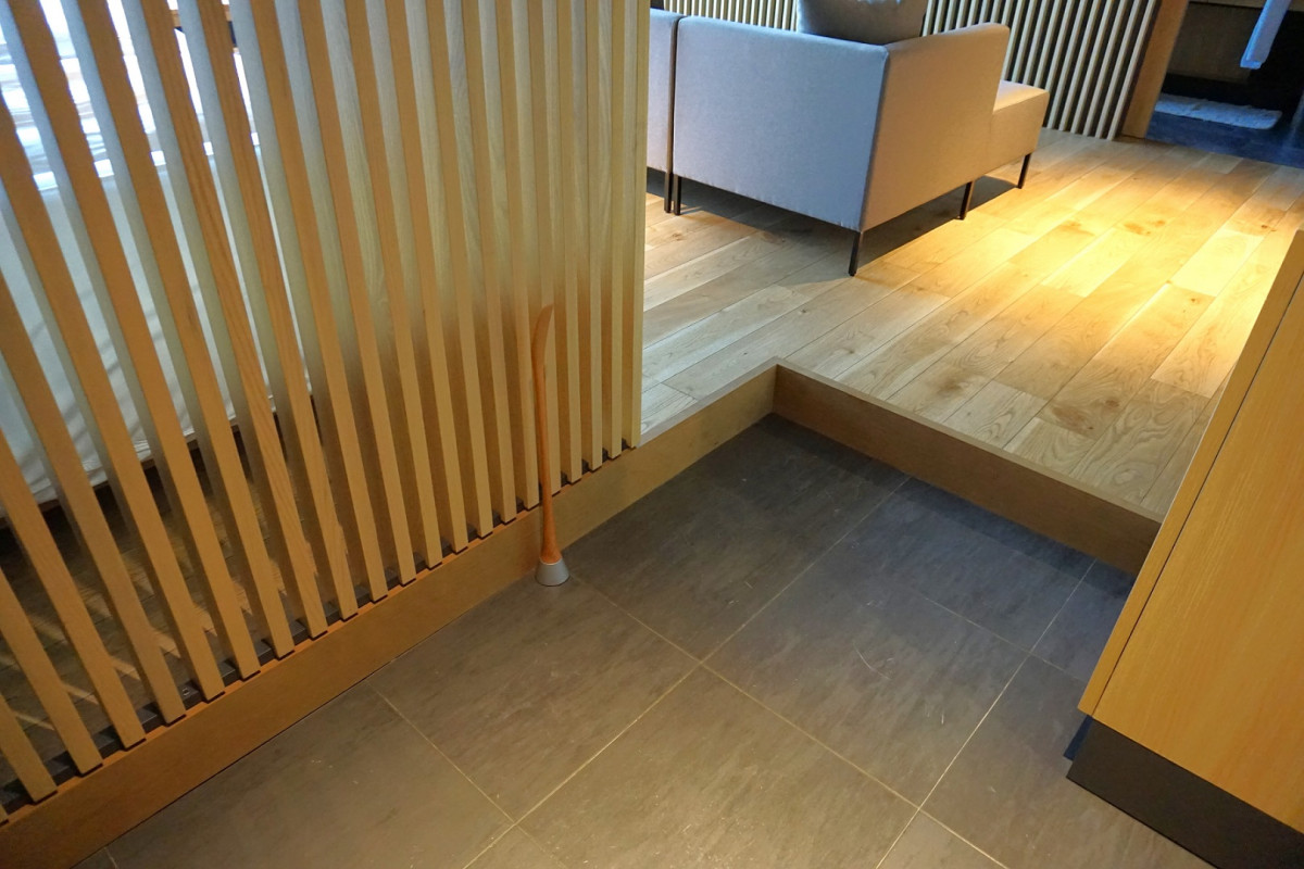 靴を脱いでおあがり下さい。1段の段差あります。