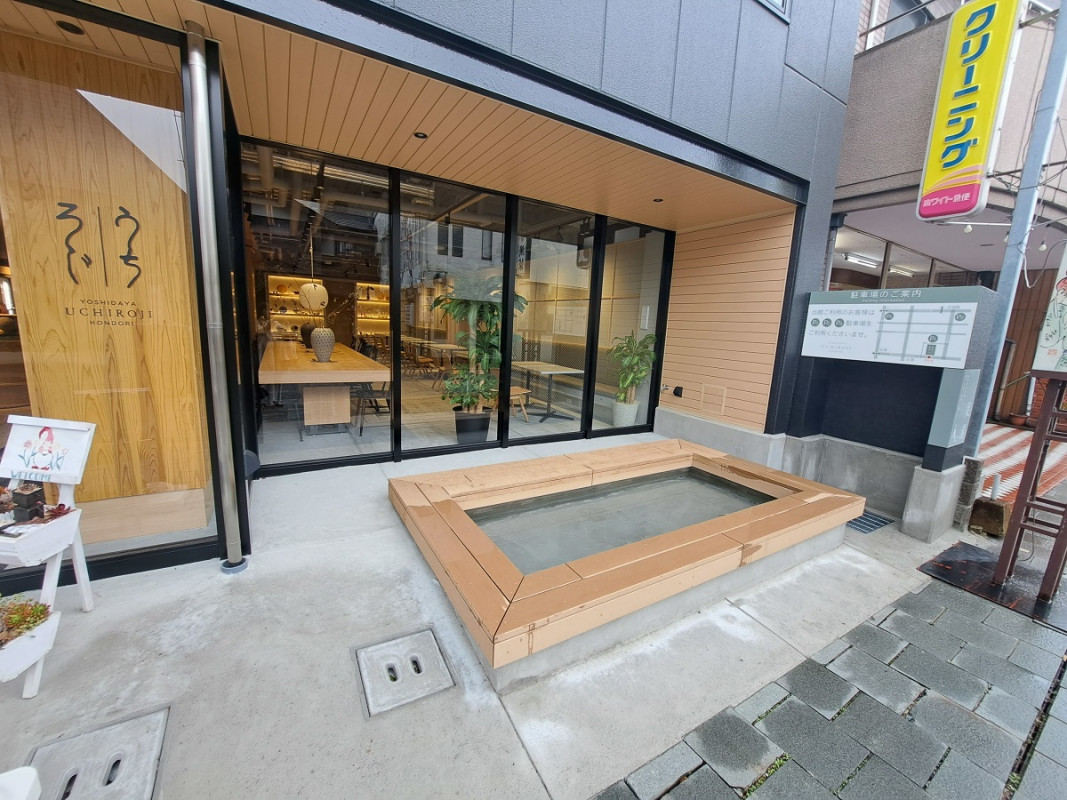 店舗前足湯♪ご自由にご利用ください