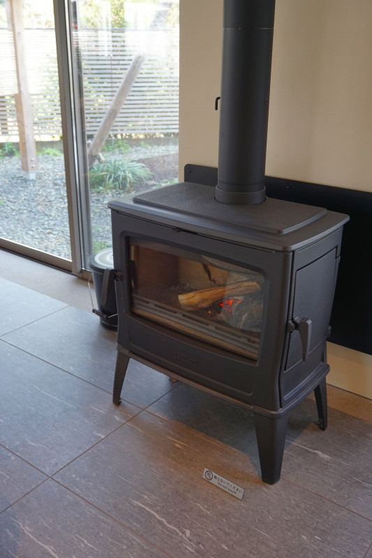 寒い冬には薪ストーブが柔らかくあたためてくれます