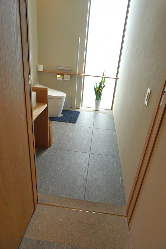 トイレドアは引き戸です