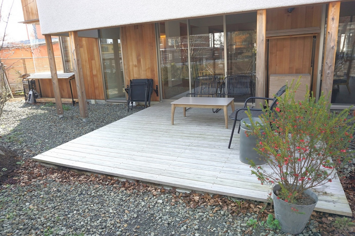 お外のデッキ席もあります